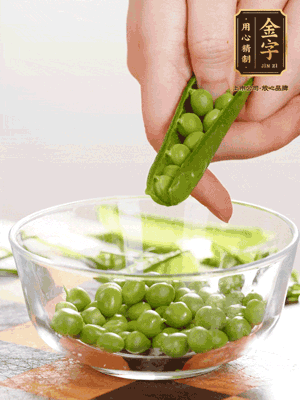 處理食材，藕切片，豌豆剝殼，菱角剝殼， 依次焯水