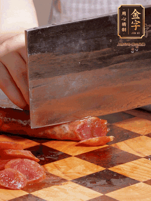 金字香腸煮熟，切片