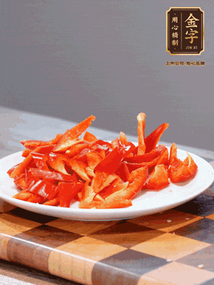 藕帶洗凈，斜切成小段備用、姜切絲、蒜切片、辣椒斜切，再切少許蒜