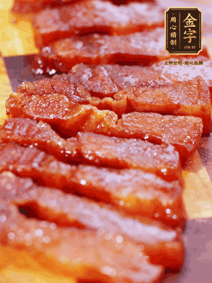 金字醬油肉煮熟，切片