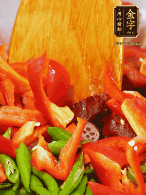 油熱后放入蒜末，下醬油肉煸香