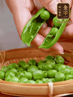 甜豆去殼，剝出甜豆米。百合小心剝成片。