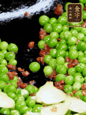 鍋內(nèi)少許油，下火腿煸香，再下甜豆米、百合翻炒，少許鹽、一點水煮到收干