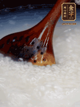 大米淘洗干凈，水開放入大米，煮3分鐘，煮到用手可以掐斷大米，撈出瀝干備用