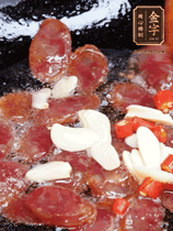 香腸煸香，加大蒜、小米辣增加香味