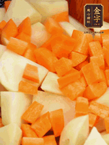 加土豆、胡蘿卜翻炒，隨后加入豆角、1勺鹽、1勺生抽、1勺蠔油、半勺老抽煸炒均勻