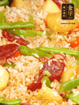 轉(zhuǎn)小火蓋上蓋子燜至水分收干，大概10分鐘