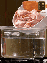 麻鴨切塊，冷水下鍋，加蔥姜、料酒焯水。撈出溫水洗凈