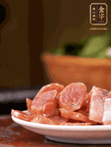 金字咸肉、金字香腸煮熟。咸肉切條、香腸切片備用。