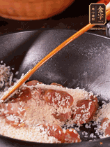 咸肉香腸下鍋煸出油脂香味，倒入洗凈的大米攪拌