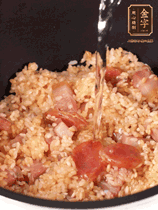 一起放入電飯鍋，加入剛好沒過食材的水。