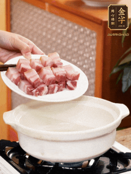 鍋內(nèi)倒油，下咸肉微微煸炒，再放排骨炒一下