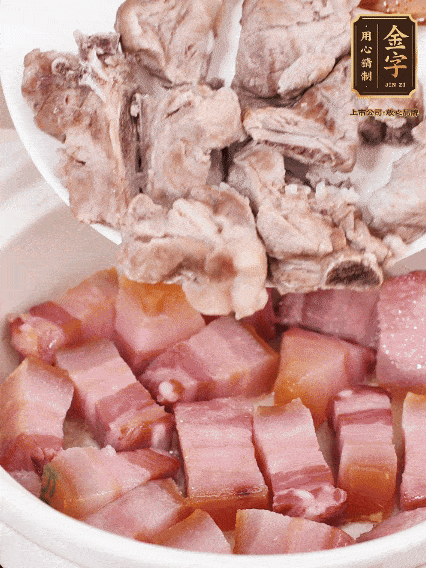 倒入開水燉煮，大火燒開后轉(zhuǎn)小火