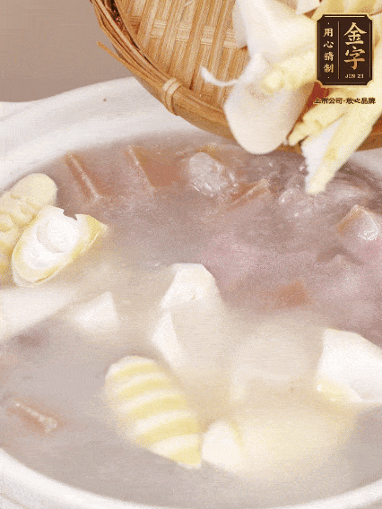 小火燉20分鐘后，放入春筍燉15分鐘