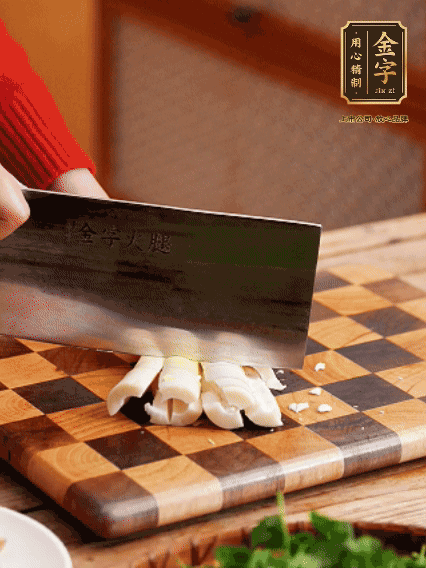 春筍剝去外殼，拍碎切成小條