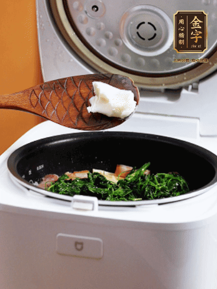 放入電飯鍋、加1勺豬油翻拌均勻