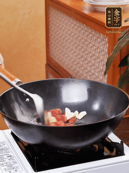 熱油，香腸微微煸出香味，加蒜片、小米辣