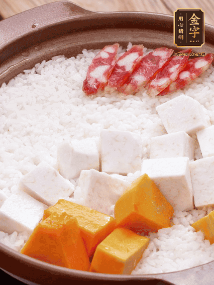 砂鍋涂油，放入泡好的大米。鋪上芋頭、南瓜，倒入開水剛好沒過，中火煮到水收干