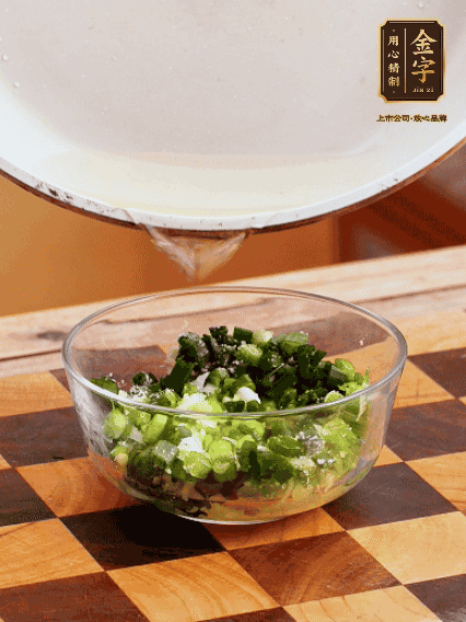 姜末、蔥末加鹽，潑熱油做成蔥姜醬