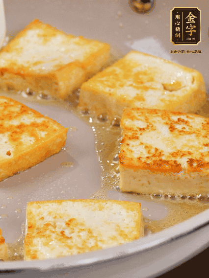 豆腐切片，兩面煎一下備用；春筍切段