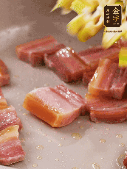 再放春筍翻炒一下，倒入砂鍋中，加適量的熱水，大火燜煮6分鐘