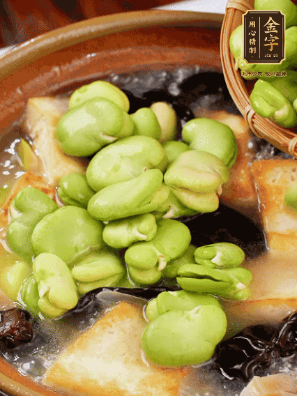 最后可以放豆瓣、木耳煮熟，依照個(gè)人口味加點(diǎn)鹽調(diào)味