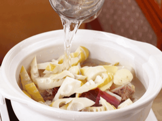 砂鍋中依次放入姜片、雞肉、春筍、火腿，加入足量的水，大火燒開后，轉(zhuǎn)小火燉40分鐘