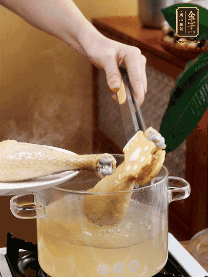 雞腿冷水下鍋，加蔥姜焯水，洗凈備用