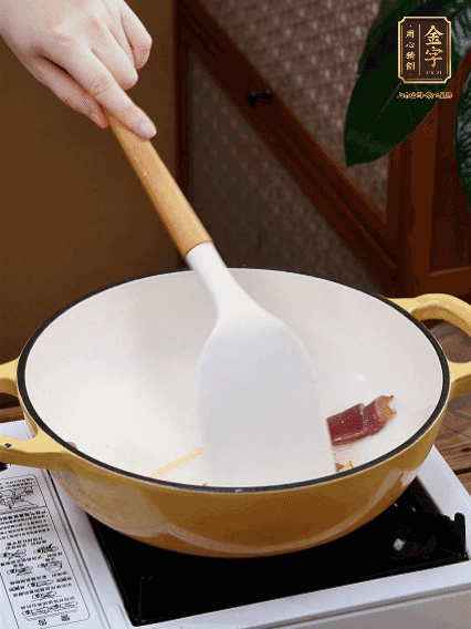 油熱，姜絲、火腿微微煸出香味