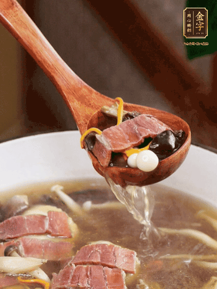 加羊肚菌、雞縱菌、蟲草花、海鮮菇、白玉菇再煮20分鐘