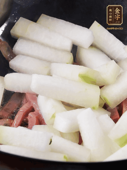 再下冬瓜微微煸炒，加一小碗水，中小火煨5分鐘