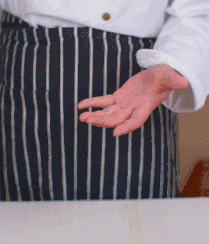 小蔥切碎，淡火腿切碎。