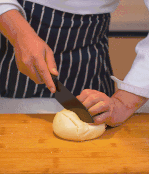 饅頭表面切出1cm左右的網(wǎng)格。