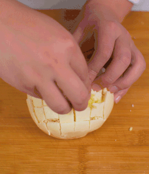 在縫隙里塞適量馬蘇里拉奶酪、再塞入淡火腿碎。