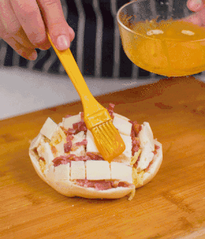 放在烤盤上，表面先刷一層玉米油，再刷一層蛋黃液。