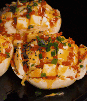 灑適量小蔥和黑芝麻，放入預熱的烤箱180度15分鐘。