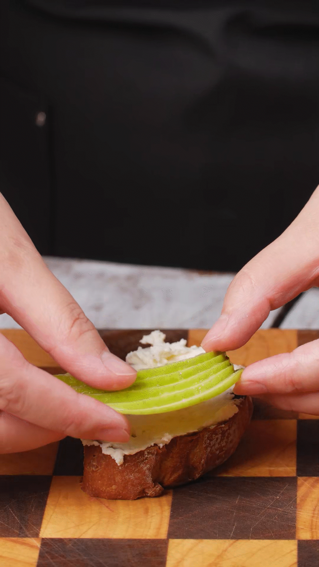 歐包抹上奶酪依次放上：蘋果、梨、藍(lán)莓
