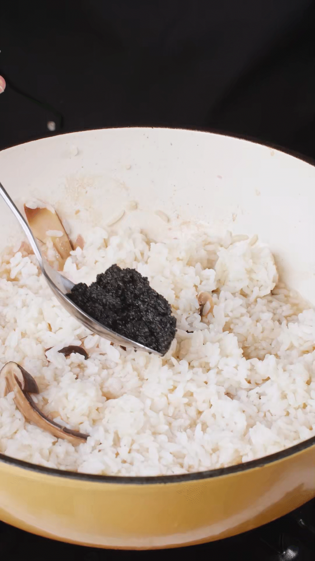 底油放入洋蔥爆香后加入黑皮雞樅菇、口蘑，用白葡萄酒增鮮
