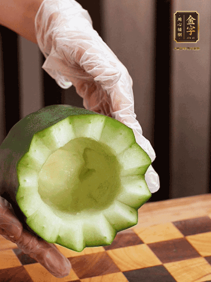 將小冬瓜洗凈，頂端切開去瓜瓤，改刀切口呈鋸齒狀