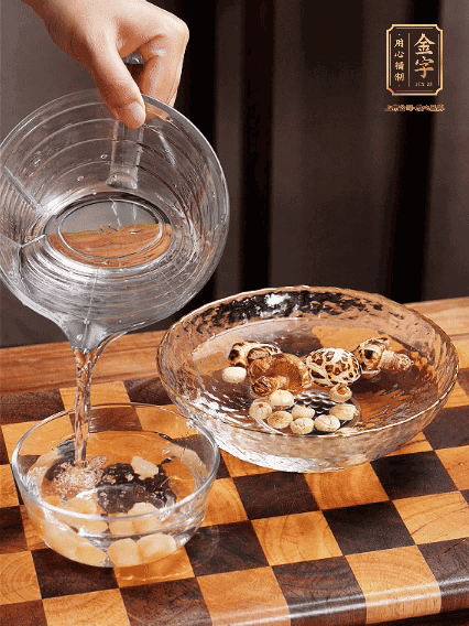 將雞肉、鮑魚、蝦仁焯水，冬菇、蓮子、干貝泡發(fā)