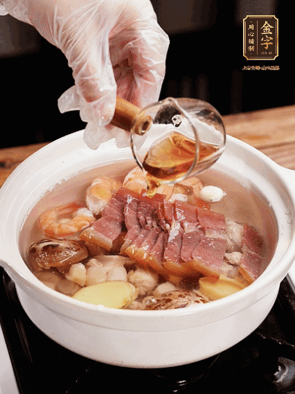 7種食材+帶皮冬瓜塊用砂鍋/電飯煲煮湯功能煮熟，少許鹽、花雕調(diào)味