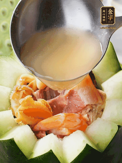 煮好后，盛入冬瓜盅。放入鍋中，可繼續(xù)燉煮，越燉越有味