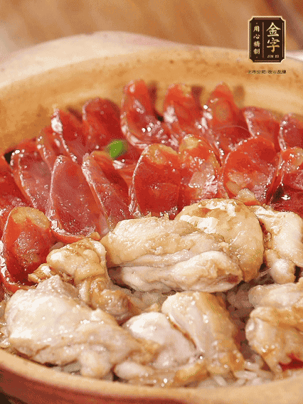 蓋蓋小火燜，沿鍋邊淋一圈油，轉(zhuǎn)動(dòng)砂鍋燜4分鐘