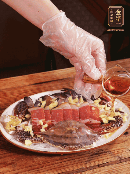 冷水上鍋蒸12分鐘（具體看蟹的大?。?，最后撒上蔥絲、澆上熱油即可