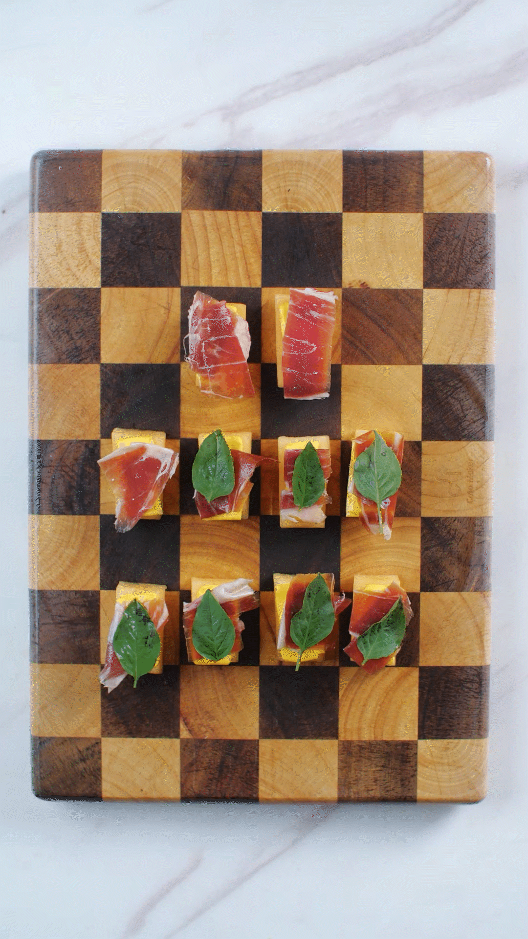 依次放上：奶酪、巴瑪火腿