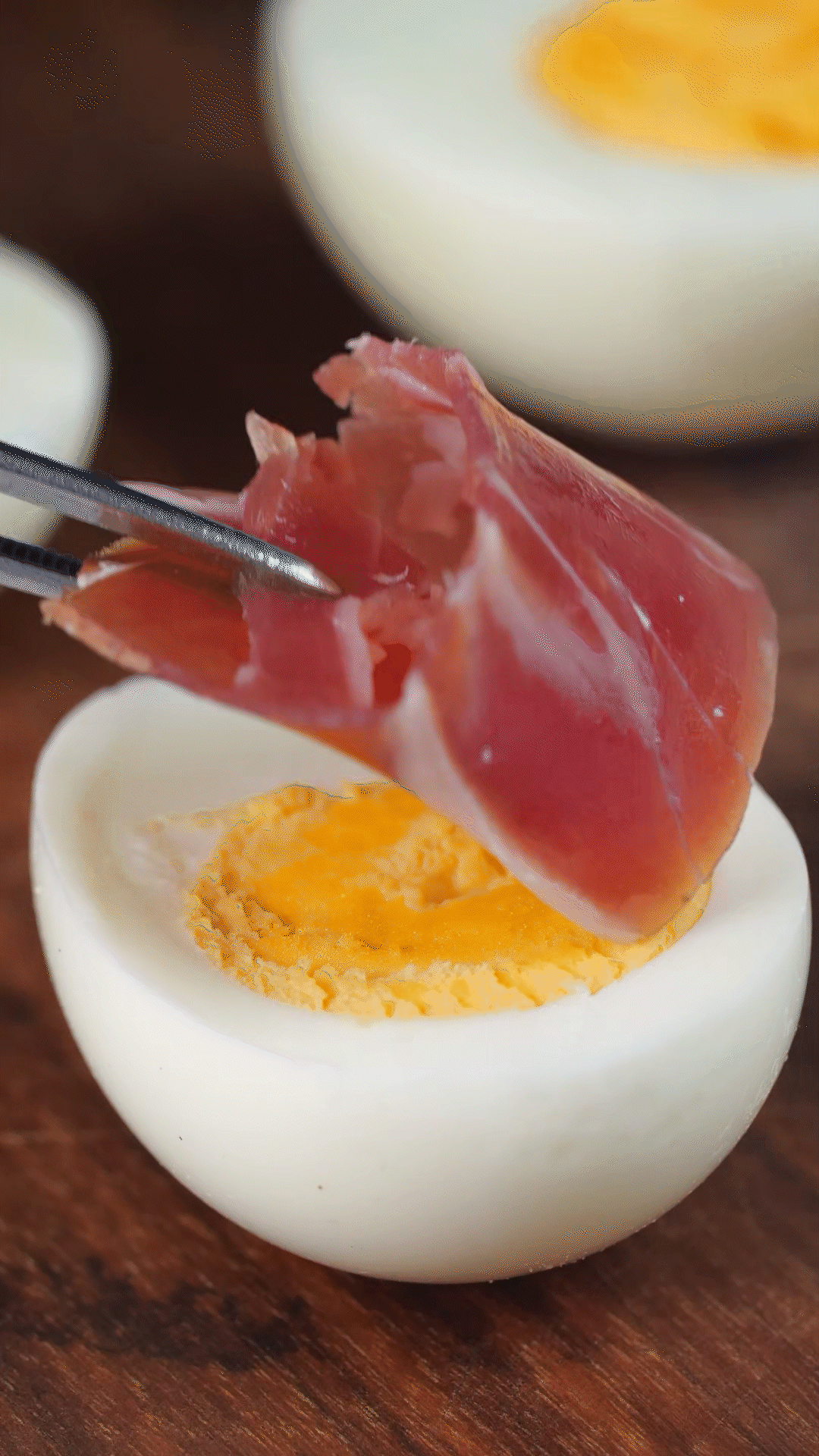 撈出過冷水，去殼后對半切開