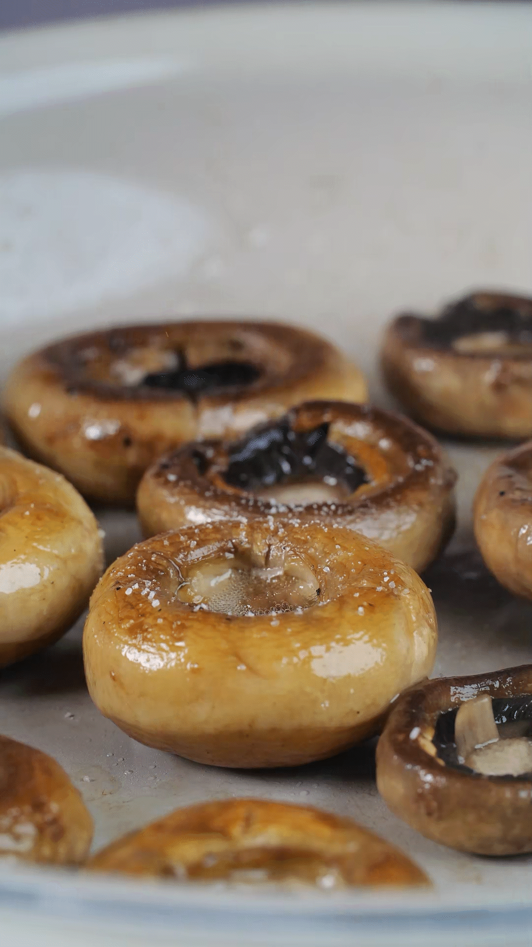 鍋內(nèi)放橄欖油，將口蘑煎至兩面微微焦黃，用黑胡椒海鹽調(diào)味