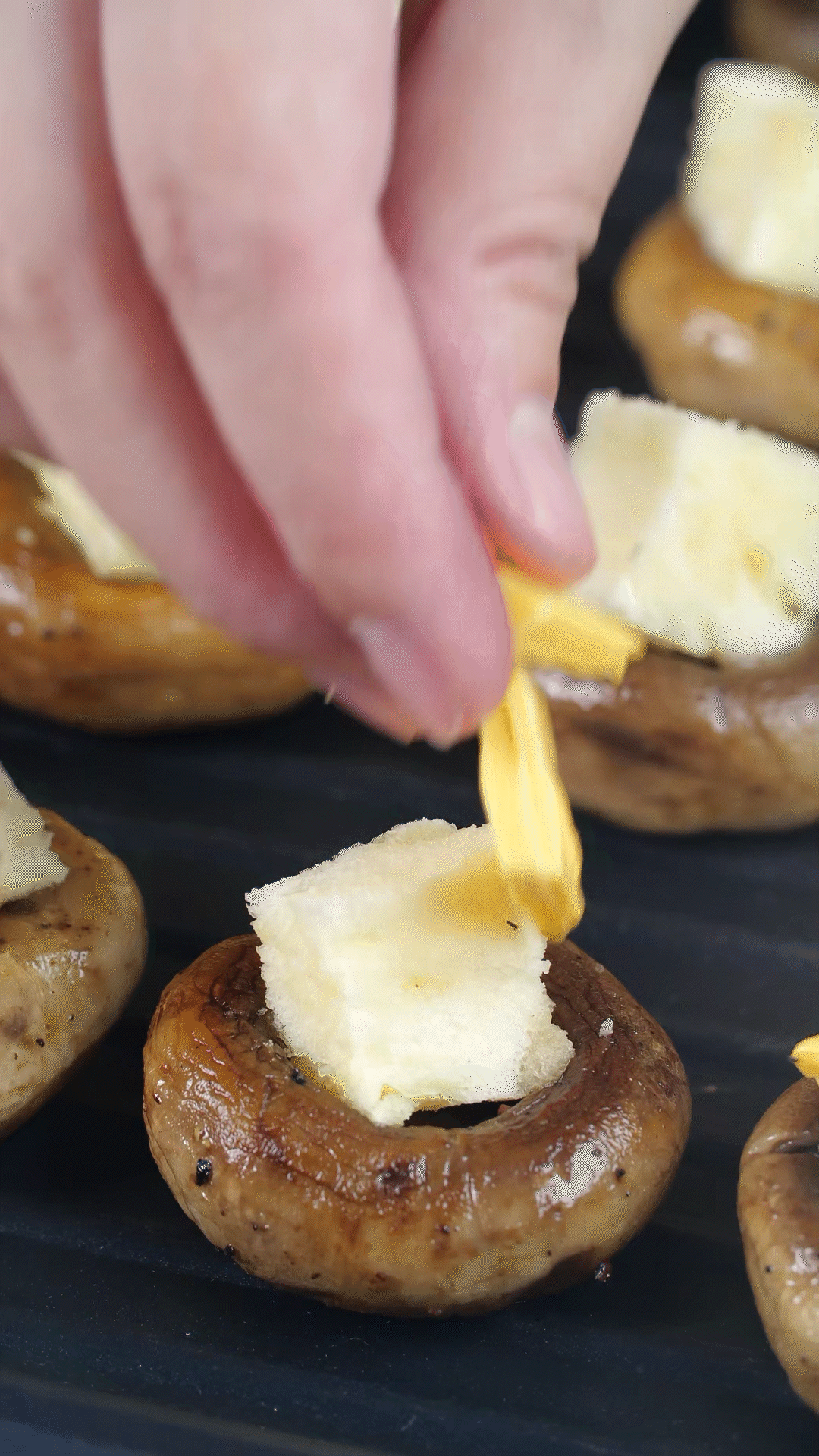 面包切小粒，放入口蘑凹處，蓋上芝士，烤箱180度烤10分鐘