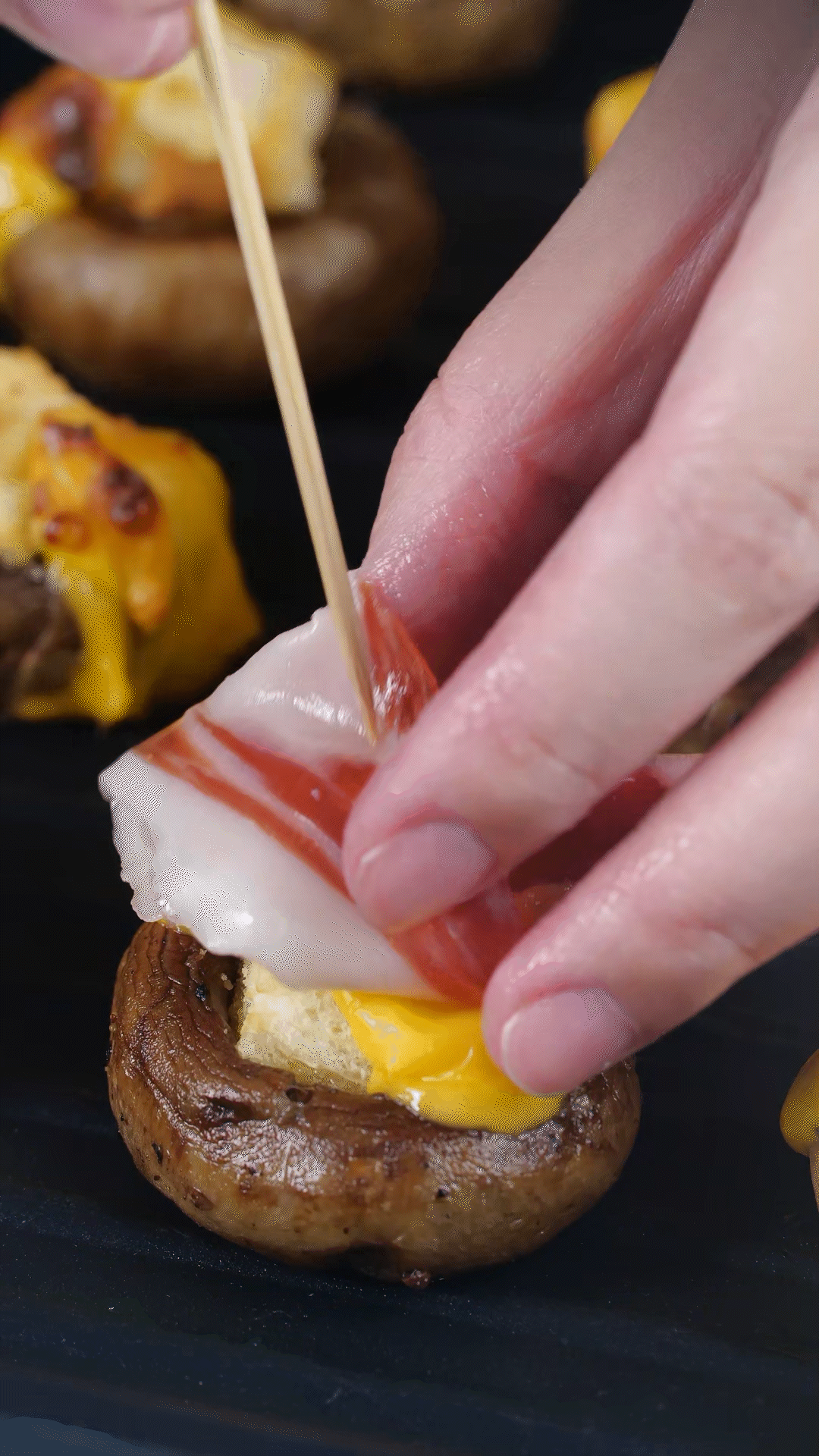 將火腿卷一卷，放在最頂部，插上竹簽