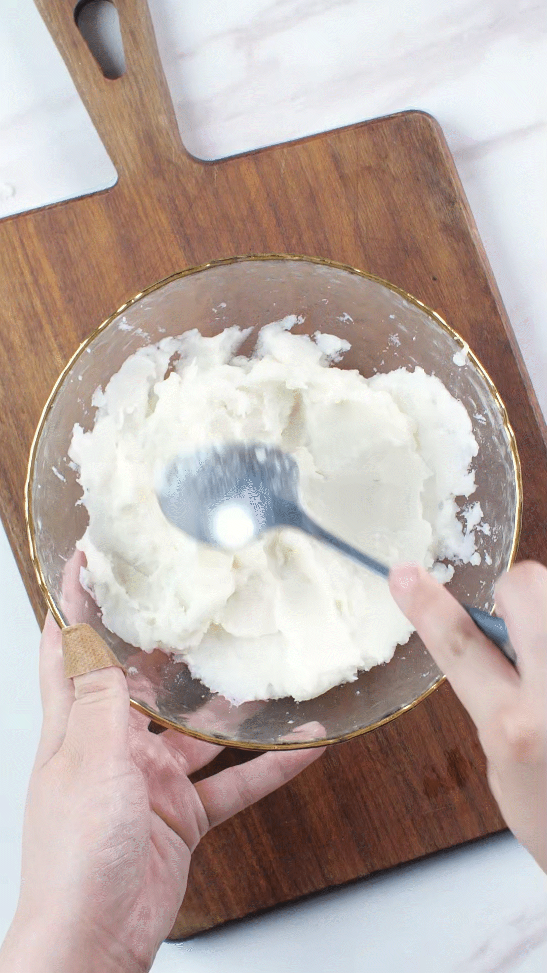 山藥去皮蒸熟，用涂抹奶酪、海鹽、橄欖油調(diào)味